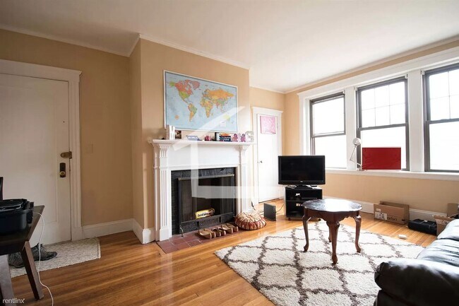 Building Photo - Spacious Brookline 5-bed/1.5 Bath Apt
