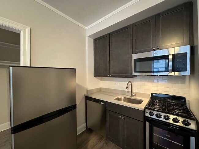 Foto del edificio - 3335 W Diversey Ave