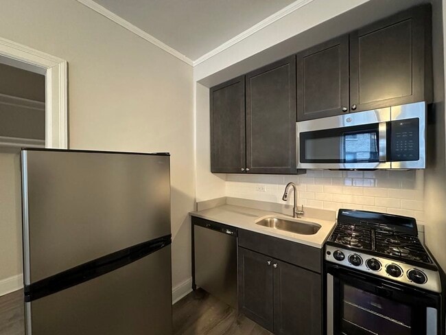 Building Photo - 3335 W Diversey Ave