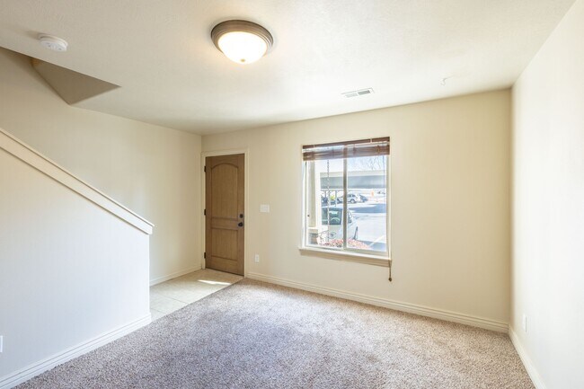 Foto del edificio - 2 BED 1 BATH TOWNHOME WITH COVERED PARKING IN AMMON - CITY UTILITIES INCLUDED