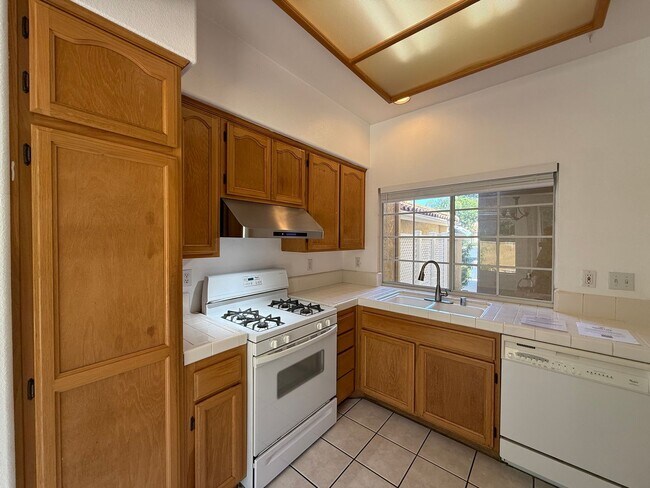 Foto del edificio - SD: Spacious 2BD/2.5BA Townhome in Sabre Springs with Private Backyard, 2-Car Garage & In-Unit La...
