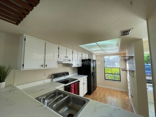 Foto del edificio - 2131 Crystal Dr