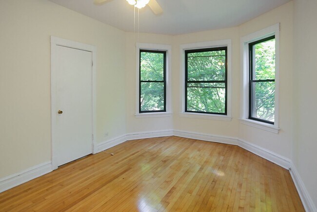 Building Photo - 2326 N Southport Ave
