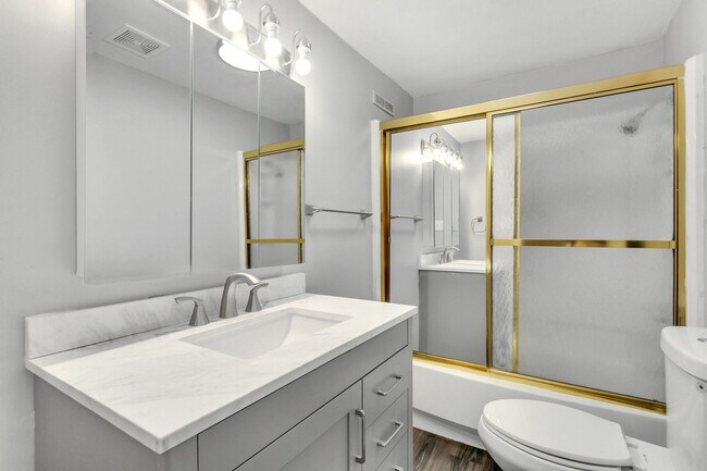Building Photo - 5 Bed 2.5 Bath - ALL UPDATED, great south ...