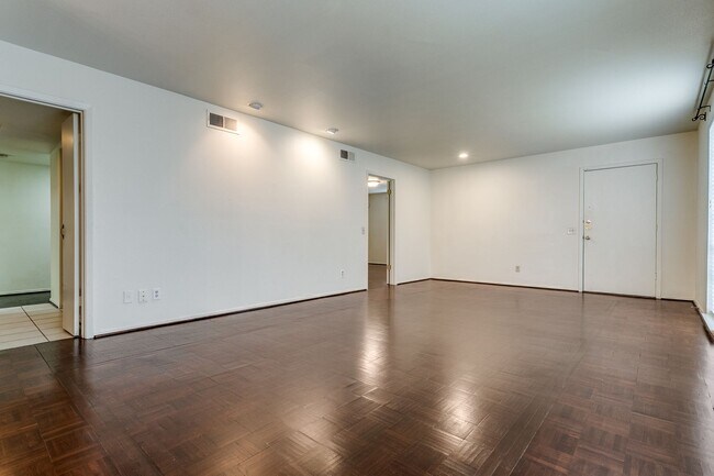 Building Photo - ALAMO HEIGHTS 2-BEDROOM CONDOMINIUM