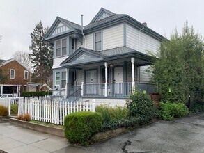 Building Photo - 453 Channing Ave