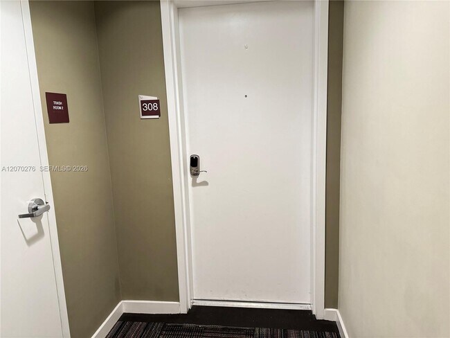 Foto del edificio - 7661 NW 107th Ave