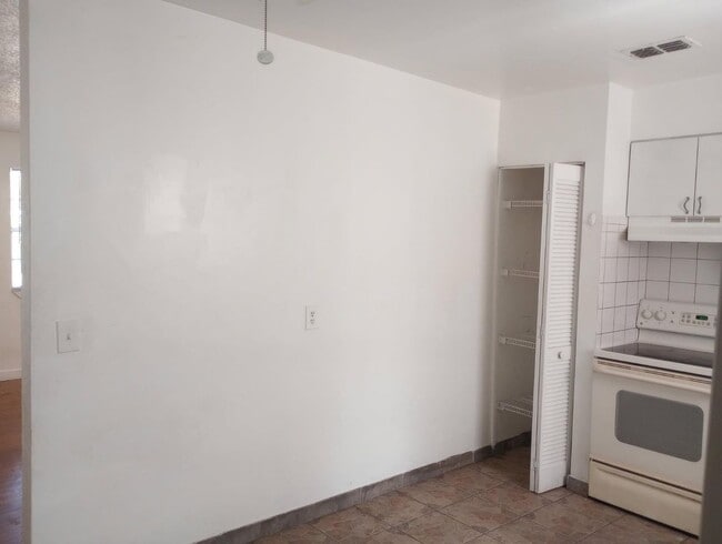 Building Photo - Spacious 3 bedroom 2 bath home with garage  Coming Soon! Available March 16th