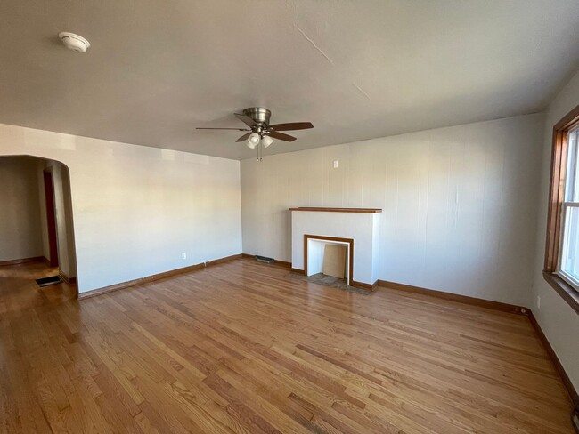 Building Photo - Newly Renovated 2BD/1BA Home