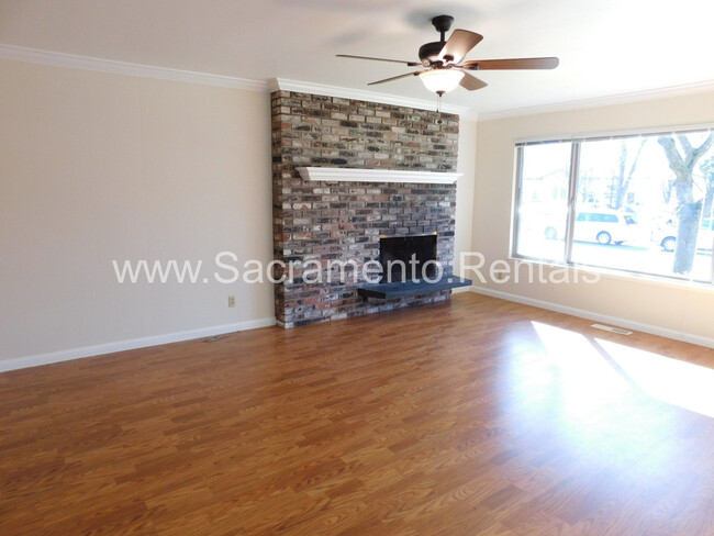Building Photo - Wonderful Sierra Oaks 2bd/2ba Duplex with ...