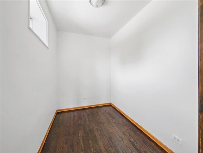 Foto del edificio - 3133 W Augusta Blvd