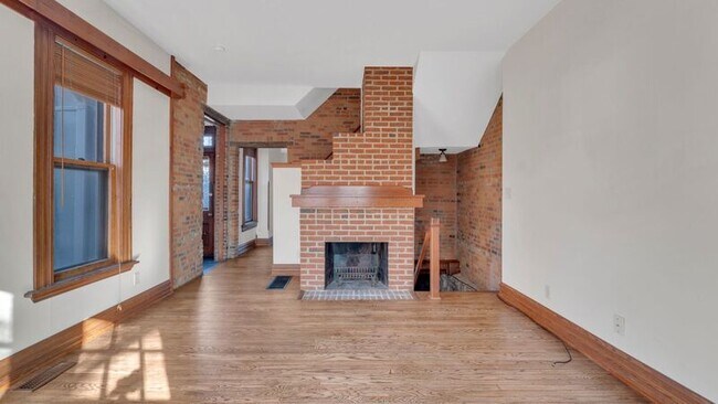 Building Photo - 129-131-131 E Sycamore St
