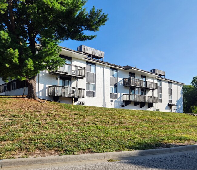 Building Photo - 4800 Cliffview Dr