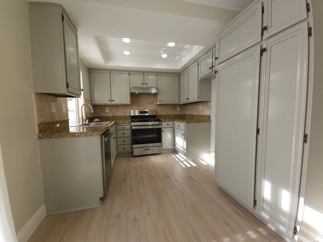 Building Photo - Great 3 Bedroom available NOW