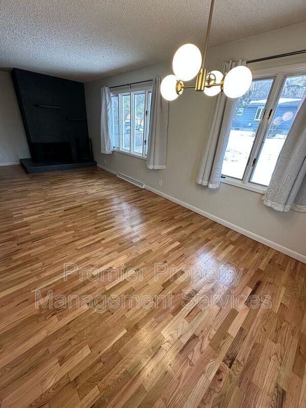 Foto del edificio - 913 Rimrock Rd