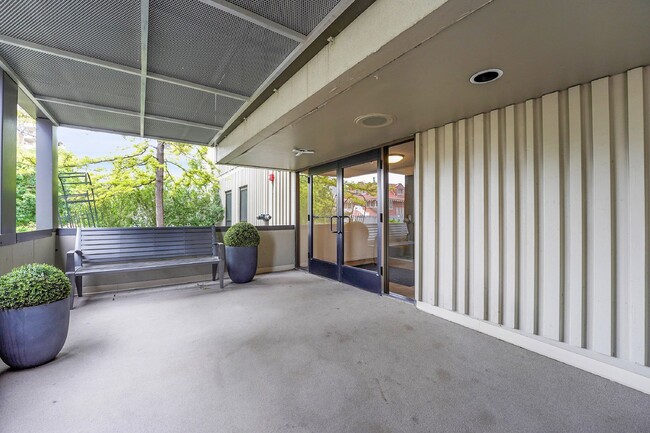 Foto del edificio - $1,395.00, stunning 1 bed, 1 bath condo in...