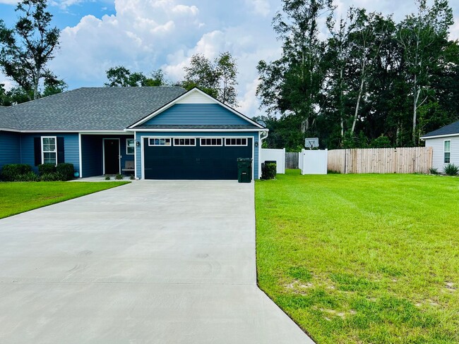 Foto del edificio - Modern 4-Bedroom Home with Open Layout, Sp...