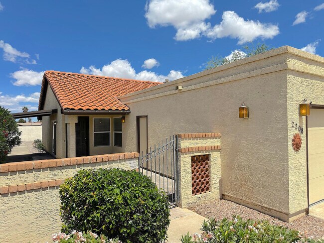 Foto del edificio - 2208 E Farmdale Ave