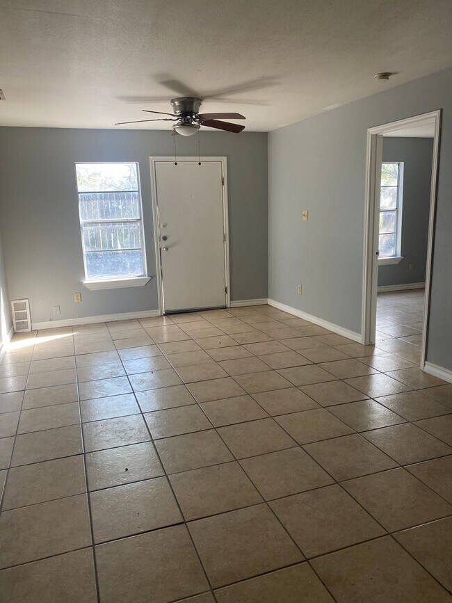 Foto del edificio - 3/1-Back house apartment, you only pay ele...