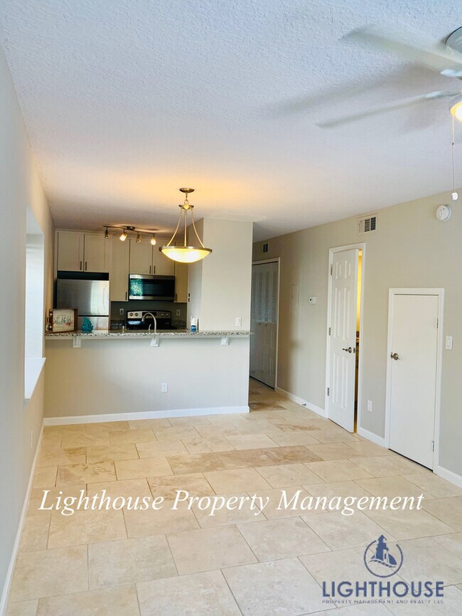 Foto del edificio - Walk To The Beach From This Beautiful Updated Townhome