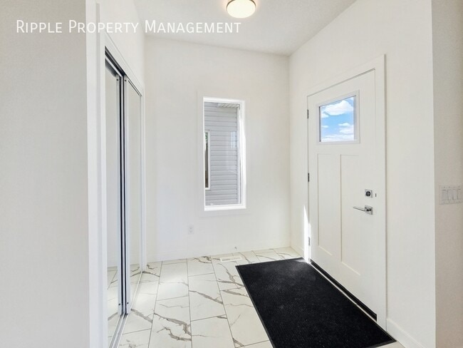 Building Photo - BRAND NEW 3 BEDS+DEN, 2.5 BATHS UPPER UNIT | GOURMET KITCHEN & MODERN FINISHES