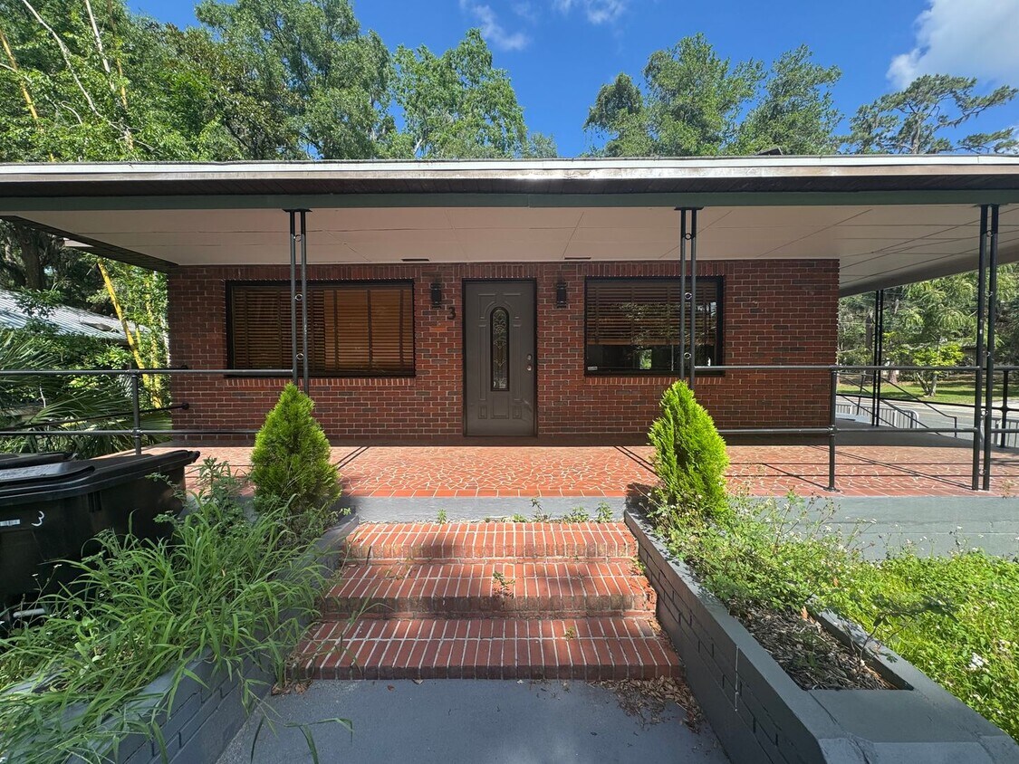 Primary Photo - 6/3 within Walking Distance to Campus!!