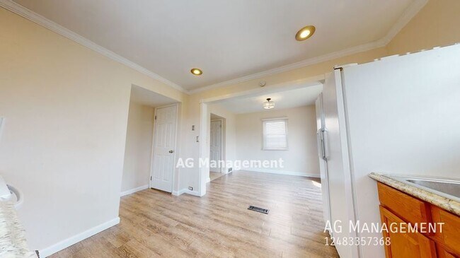 Building Photo - 18 E Yale - Spacious Pontiac 3Bed/1.5Bath