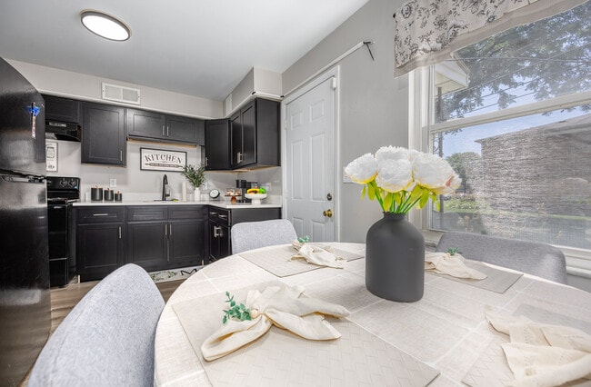 Building Photo - Eden Brooke Townhomes