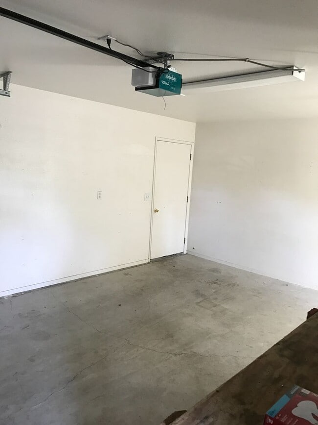 Building Photo - Robles, 5551-5555
