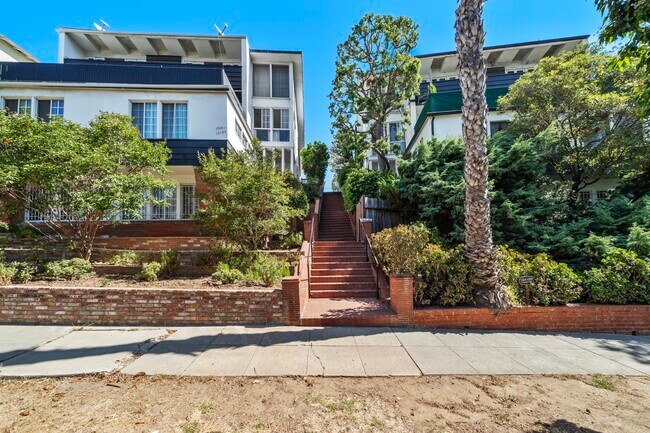 Foto del edificio - 1320 S Beverly Glen Blvd