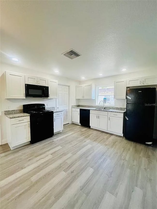 Foto del edificio - Ready for immediate occupancy!