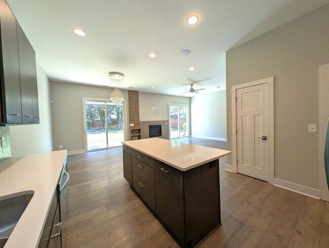Foto del edificio - Stunning Contemporary 2 story, 4 bedroom, 3 full bath home is Located in the Merry Oaks Community!