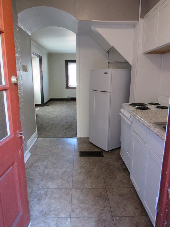 Building Photo - 321 W Elm St
