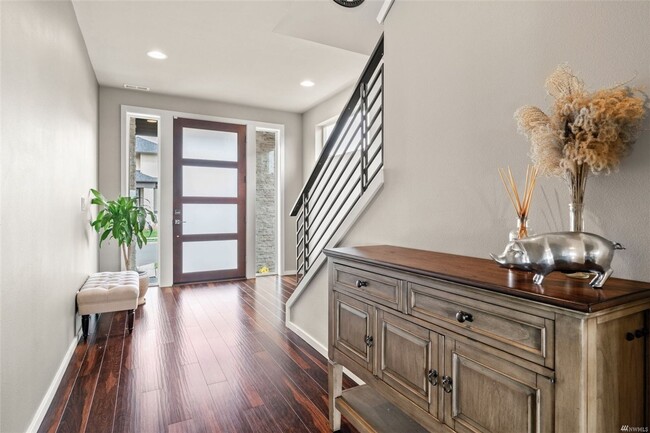 Building Photo - Beautiful 4 bed/2.5 bath dream home in Mon...