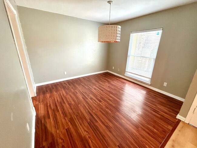 Foto del edificio - ** Application Received** AVAILABLE NOW! 3...