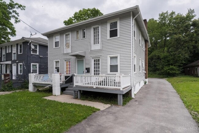 Bright 1-Bed in Clifton — Hardwood Floors, Off-Street Parking, Water Included - Bright 1-Bed in Clifton — Hardwood Floors, Off-Street Parking, Water Included Apartment