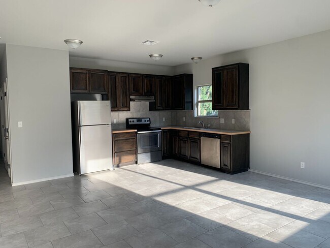 Building Photo - BRAND NEW DUPLEX BUILT IN 2020