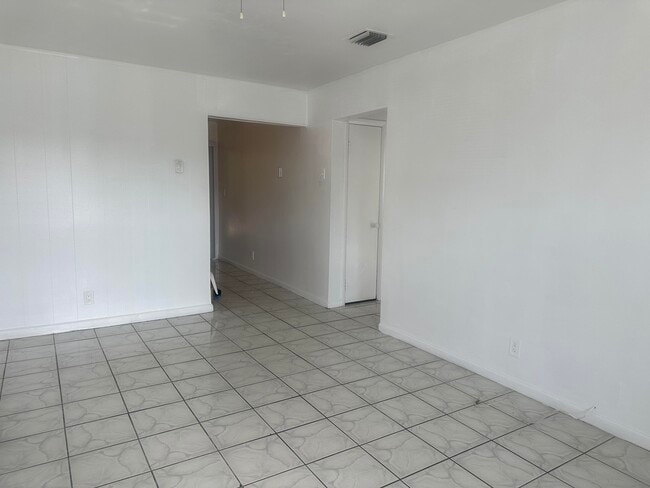 Building Photo - 4120 NW 39th Ave