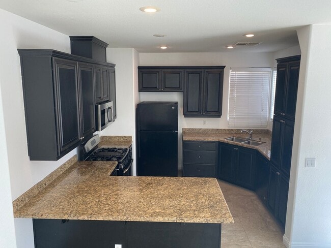 Foto del edificio - Beautiful 3Bed/3Bath/2Car corner lot home located in the guard gated Tuscany Community