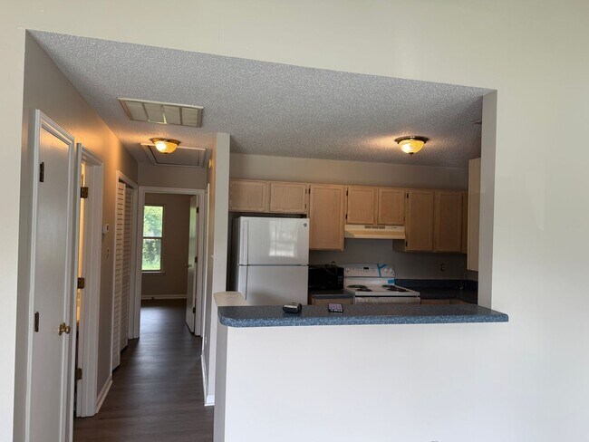 Building Photo - Cute 2 Bedroom Duplex Close to Shopping