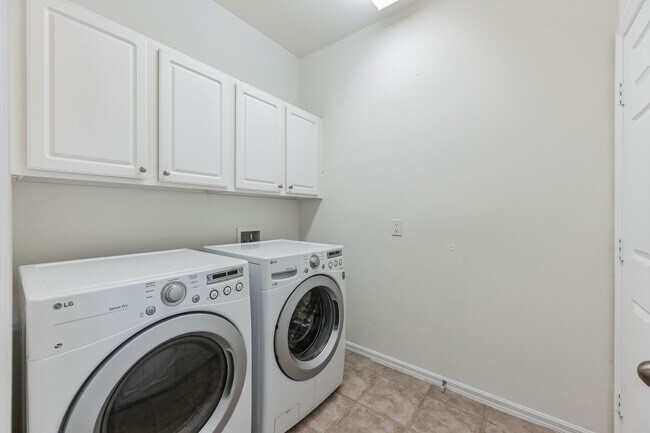 Foto del edificio - 8190 Silver Birch Way