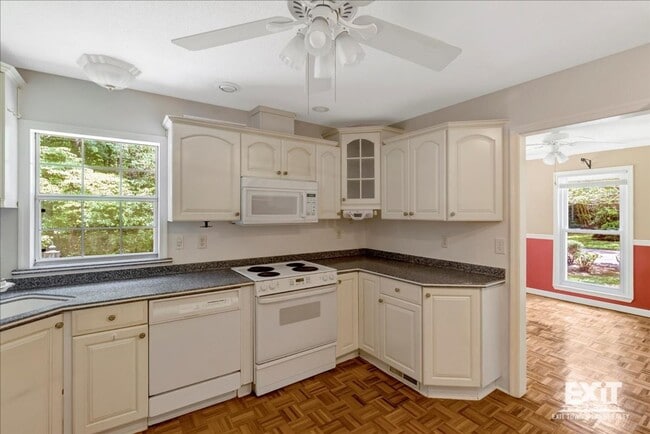Building Photo - Amazing 4 Bedroom, 3 Bath Home With 2 Kitchens!
