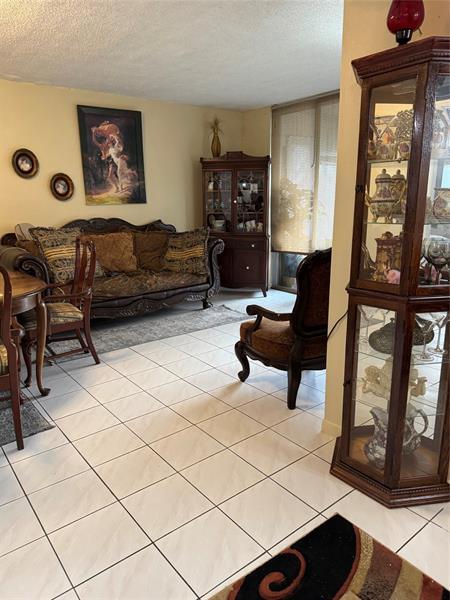 Foto del edificio - 9400 Lime Bay Blvd