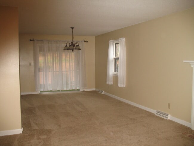 Building Photo - 46 Cardinal Dr