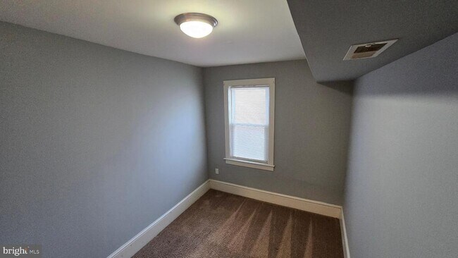 Foto del edificio - 64 Simpson Ave