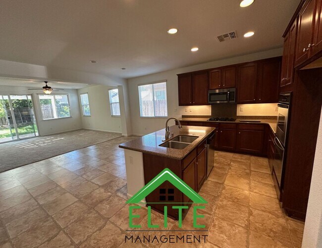 Foto del edificio - Beautiful 4-Bedroom Home in Desirable Nort...