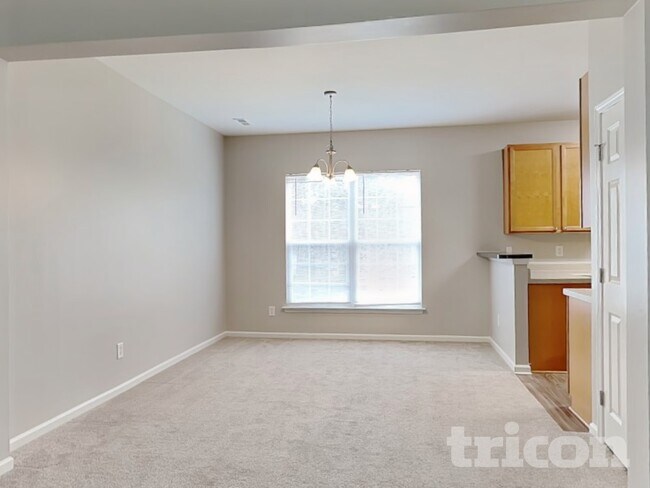 Building Photo - 2092 Roscommon Dr