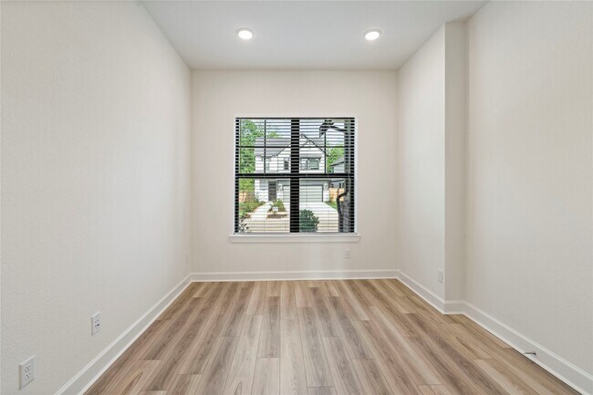 Foto del edificio - 1511 Emma Lk Dr