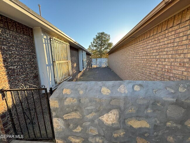 Building Photo - 1823 Chris Scott Dr
