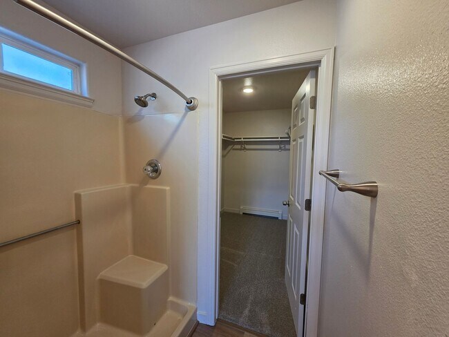 Building Photo - Complete Remodel 4 bed, 2 1/2 bath home